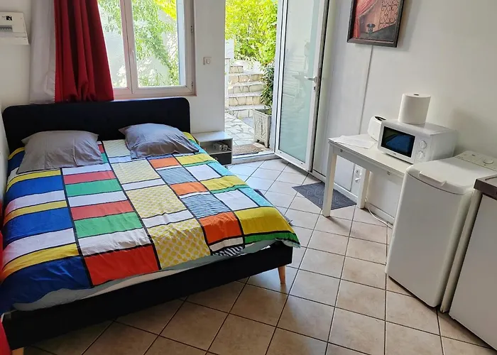 Chambre meublée indépendante, avec piscine, pour 2 personnes