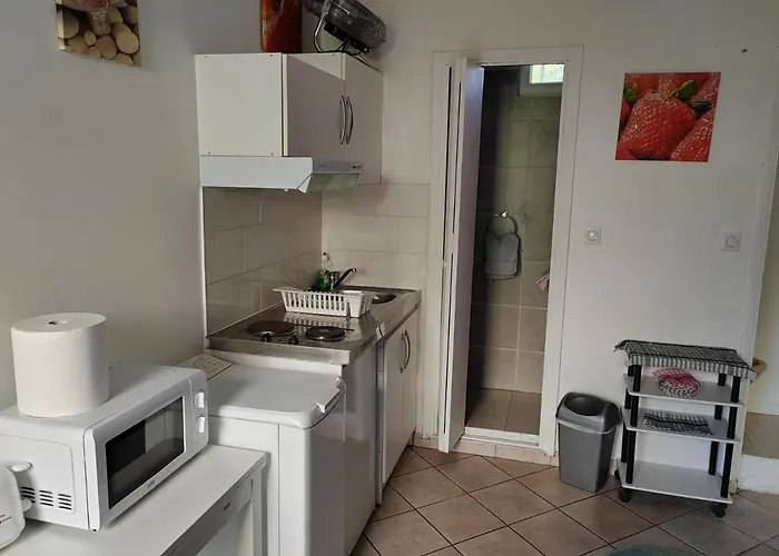 Chambre meublée indépendante, avec piscine, pour 2 personnes