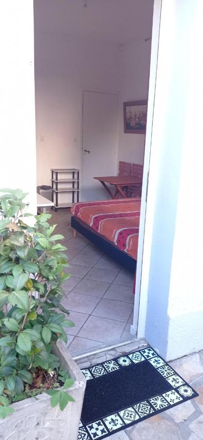 Meublée Indépendante, Avec Piscine, Pour 2 Personnes Appartement *